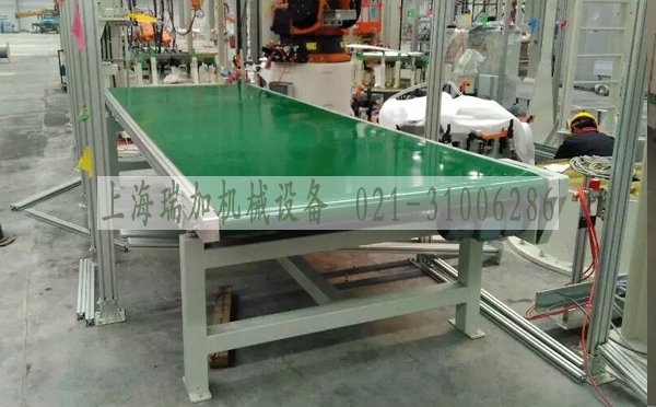皮帶機(jī)輸送機(jī) 是帶式輸送機(jī)的簡(jiǎn)稱(chēng)，有固定式和移動(dòng)式，結(jié)構(gòu)簡(jiǎn)單，效率高。以撓性輸送帶作物料承載和牽引構(gòu)件的連續(xù)輸