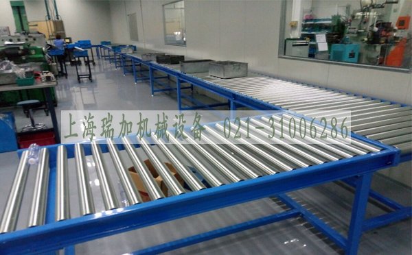 滾筒輸送機(jī) 依靠輥筒來(lái)完成輸送，適用于各類(lèi)箱、包、托盤(pán)等件貨的輸送，散料、小件物品或不規(guī)則的物品需放在托盤(pán)上或