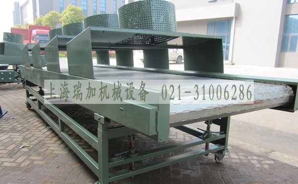 鏈板輸送機(jī) 可以滿(mǎn)足飲料貼標(biāo)、灌裝、清洗等設(shè)備的單列輸送的要求，同樣也可以使單列變成多列并行走緩慢，從而產(chǎn)生儲(chǔ)