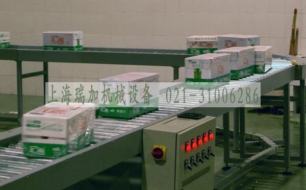 食品飲料醫(yī)藥生產(chǎn)輸送線(xiàn)，根據(jù)不同需求設(shè)計(jì)制作出各種行業(yè)的自動(dòng)化輸送線(xiàn)，具有很強(qiáng)的通用性。主要有皮帶輸送線(xiàn)、滾筒