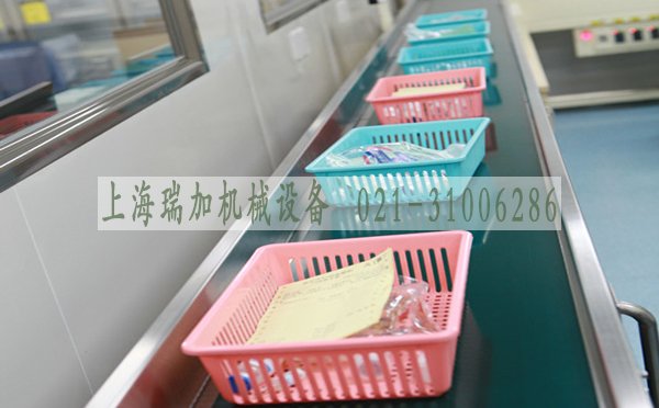門(mén)診輸液傳送帶 主要是以鏈板輸送機(jī)、皮帶輸送機(jī)、滾筒輸送機(jī)為主要傳送設(shè)備，根據(jù)場(chǎng)地需求，可以設(shè)計(jì)直線(xiàn)、轉(zhuǎn)彎、爬
