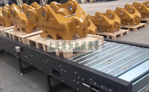 鏈板式輸送機(jī) 廠(chǎng)家 生產(chǎn)各種板鏈?zhǔn)捷斔蜋C(jī)，包括 排屑鏈板輸送機(jī) 、 扣板式輸送機(jī) 、 平頂鏈輸送機(jī) ， 板鏈輸送機(jī) 是一種