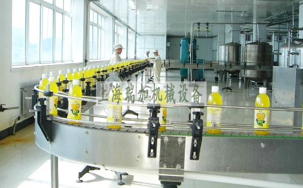 頂板鏈輸送機(jī) 也叫 平頂鏈輸送機(jī) 常用來(lái)生產(chǎn)輸送玻璃瓶、金屬飲料易拉罐、各種各樣塑料容器等。輸送機(jī)械設(shè)備用平頂鏈有