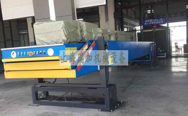 機(jī)場(chǎng)傳送帶用于航空快遞的收運(yùn)，主要由水平輸送線(xiàn)、爬坡輸送線(xiàn)、伸縮皮帶機(jī)等組成。上海瑞加機(jī)械可以定制各種傳送帶，