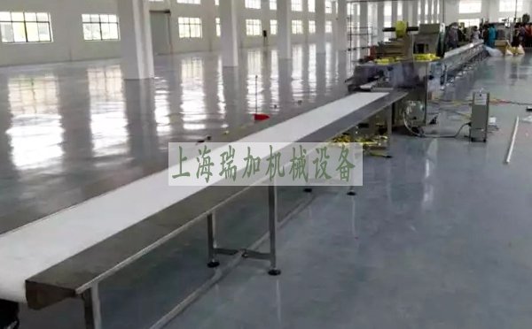 皮帶輸送機(jī) 也叫皮帶線(xiàn)，帶式輸送機(jī)或膠帶輸送機(jī)，是組成有節(jié)奏的流水作業(yè)線(xiàn)所不可缺少的經(jīng)濟(jì)型物流輸送設(shè)備。皮帶輸