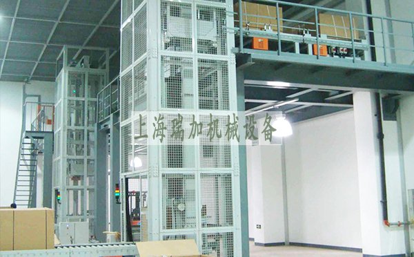 往復(fù)式提升機(jī) 是利用升降平臺(tái)的上下往復(fù)運(yùn)動(dòng)來(lái)實(shí)現(xiàn)物料的垂直輸送。升降平臺(tái)上可裝上不同種類(lèi)的輸送設(shè)備，并與出入口