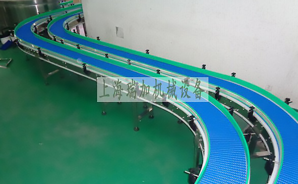 塑鋼網(wǎng)帶輸送機(jī) 采用模塊式網(wǎng)帶，用延伸在輸送帶整個(gè)寬度上的塑料鉸接銷(xiāo)，把注塑成型的網(wǎng)帶組裝成互鎖單元。這種方法