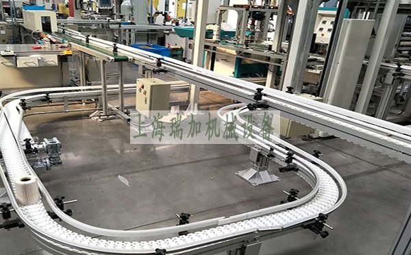 柔性鏈板輸送機(jī)是一種輕型組合立體輸送系統(tǒng)，采用鋁合金框架，塑鋼輸送鏈。具有靈巧、輕便、美觀(guān)、標(biāo)準(zhǔn)化的結(jié)構(gòu)、模塊